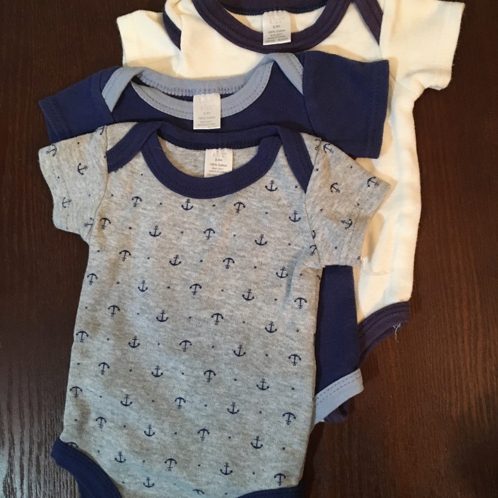 Onesies baby kiss 3 pk like new